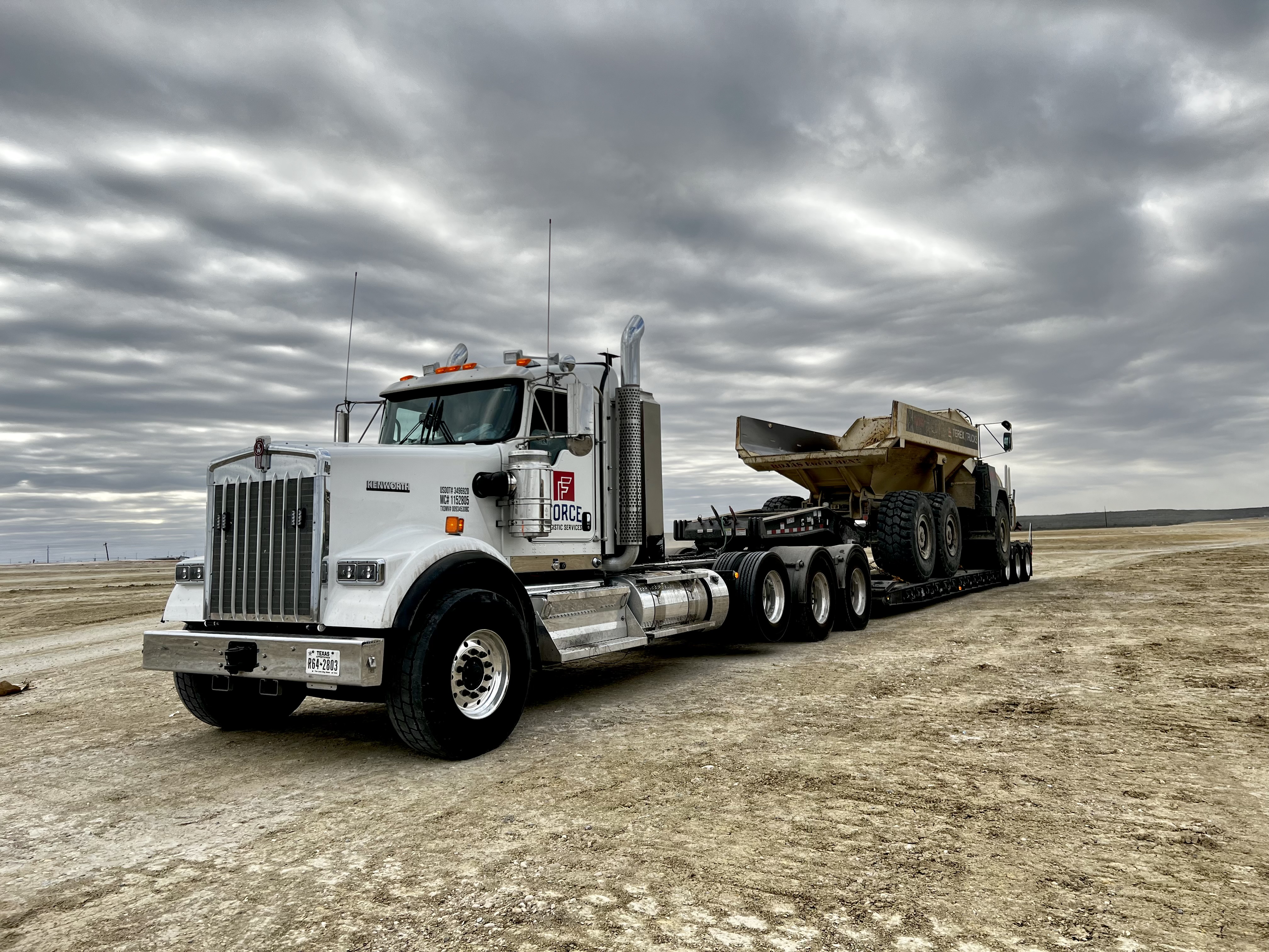Force Kenworth hauling heavy equipment across Texas